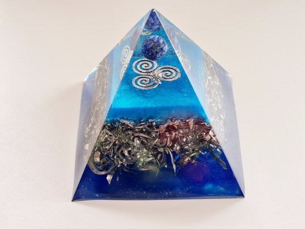 Orgonite pyramide lapis lazuli bleu